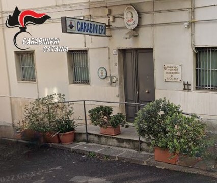  Vuole i soldi per la droga e maltratta madre e sorella: arrestato dai carabinieri