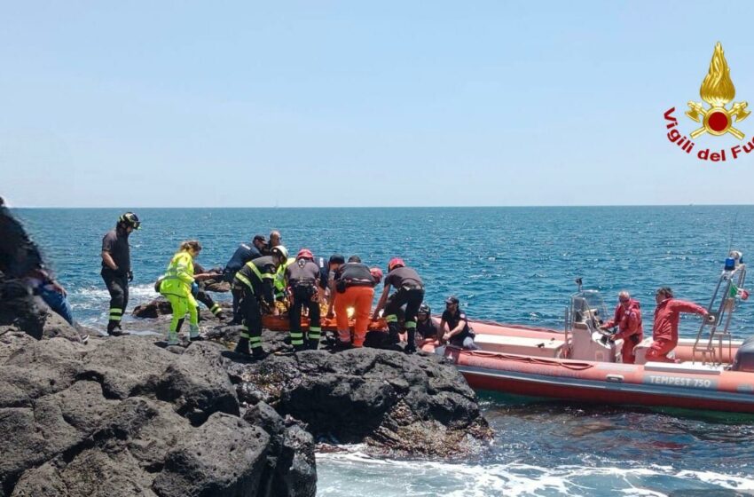  Sedicenne cade sugli scogli da 5 metri di altezza: soccorso dai pompieri